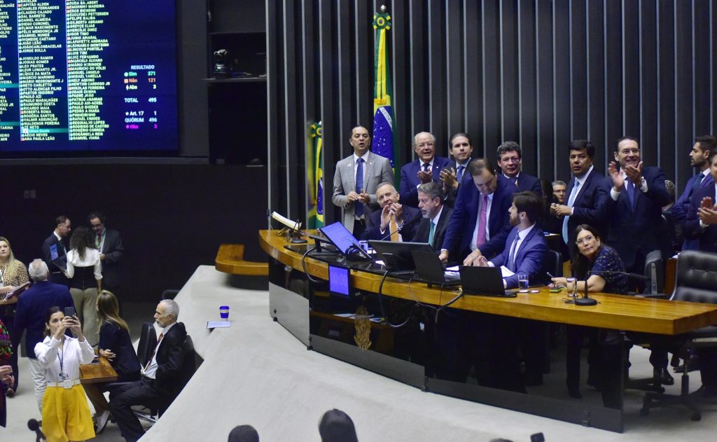 REFORMA TRIBUTÁRIA: REFORMA TRIBUTÁRIA É PROMULGADA PELO CONGRESSO